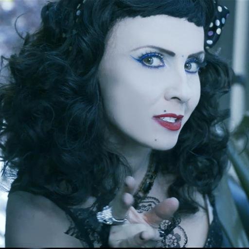 https://t.co/4U9yPn35c4
Author, composer, singer & creator of videos, my universe mixes classical background, piano & metal. It's Baroque Metal.