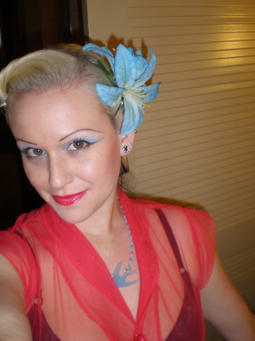 Hair and makeup pro, super mommy to a beautiful 6 yr old boy. Live for family, gardening, animals, cooking and my art.