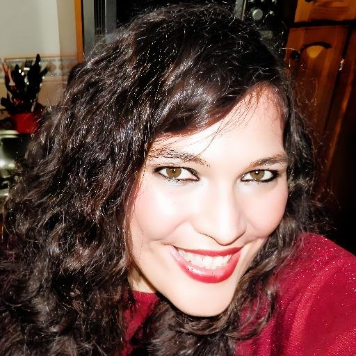 Licenciada en Pedagogía + Máster de elearning. Escritora y diseñadora gráfica. Autora e ilustradora del libro Superillangua: Un Mundo Mejor