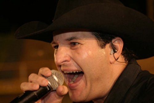 Locutor de rodeios, atuando à 15 anos nas arenas pelo Brasil, maiores informações no nosso portal http://t.co/GFWOR0bFAY