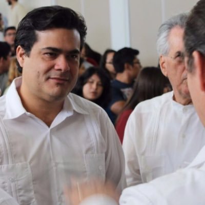 Orgulloso Papá, feliz por las oportunidades de la vida, director Prosperidad y Bienestar Económico de Mérida, Azul por siempre.