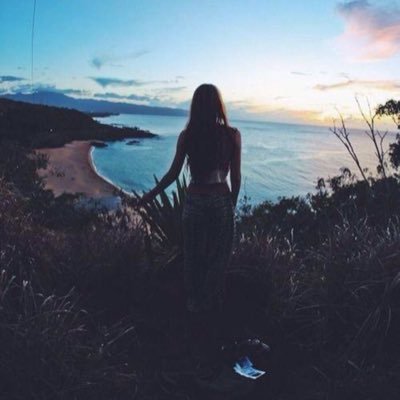 Elise_Ong's profile picture. As you grow older, your secrets safe with your friends because they can’t remember them either.