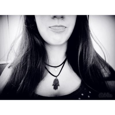 Aos olhos nus, não passava de um chuva repentina, mas aqui dentro soava como uma tempestade.