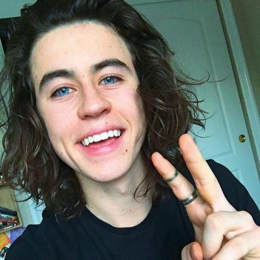 ShawnsLovesx's profile picture. Shawn Mendes. Nash Grier. Justin Bieber. 
amenme