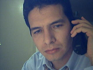 Vivo con la urgencia a flor de piel de incidir por donde paso, mi entorno se desmorona y se resiste: le falta un empujón para que desaparezca como fantasma.