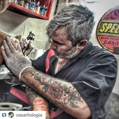 Trabajo en mandinga tattoo.
  artista plástico y tatuador.
veo lienzos caminando