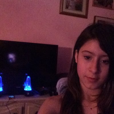 cuando eres un niño quieres que te traten como adulto y cuando eres adulto quieres que te traten como a un niño .Por favor síganme y los sigo