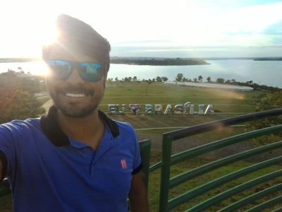 Sou de um jeito diferente, com amigos especiais e uma namora linda com cheirinho de quero mais.