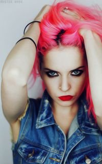 Bellattin's profile picture. {#Pottertty} 17 Inviernos[Gryffindor] Metamorfomaga ✳ ~Mirame a los ojos y dime lo que ves.La figura del diablo reflejada ante tus pies~ℳadness #CAMALEONES