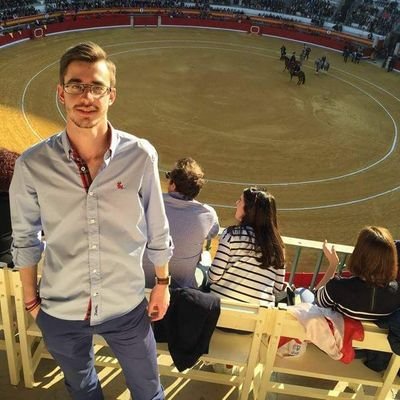 Politólogo, malagueño a más no poder, 101% Español, forofo del Málaga y del Unicaja, católico, taurino, cofrade y rociero.
