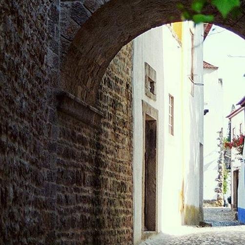 A casa fica situada no centro histórico da Vila de Óbidos, Portugal