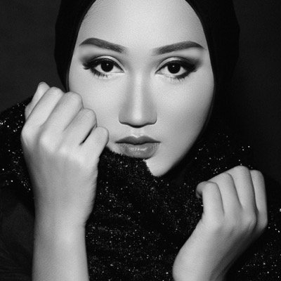 Indonesian fashion designer, A bathroom singer and A world traveler. Brand ambassador of @wardahbeauty @NipponPaintID @hijup @hilo_soleha
