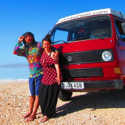2 travelers living and working in a VW T3 #digitalnomad #vanlife