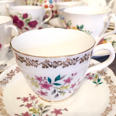 ☕️Vintage teacups and china. Perfect for weddings, special birthdays, baby showers, bridal parties or an afternoon tea celebration.