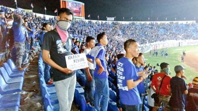 Org Blang hdup tu sllu pnuh dgn kjutan.kdng kita diatas kdng kita dibwah.tpi,tdk buatku.setiap hri bgiku sma tnpa #kejutan