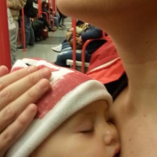 Neo-mamma orgogliosa e totalmente disorganizzata della Piccoletta che le insegna molte piu' cose di quante lei gliene possa insegnare a sua volta