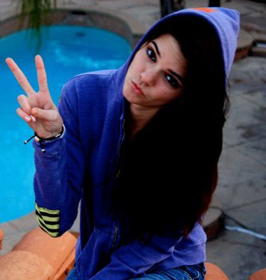 Hey it's Kendall Nicole Jenner my first and Official twitter account FOLLOW ME!!!!