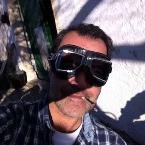 jmruizCor's profile picture. Arqueólogo y fumador de pipa. En fin, nadie es perfecto.