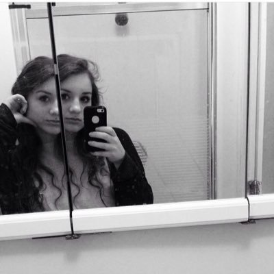 chloebudd6's profile picture. she/her