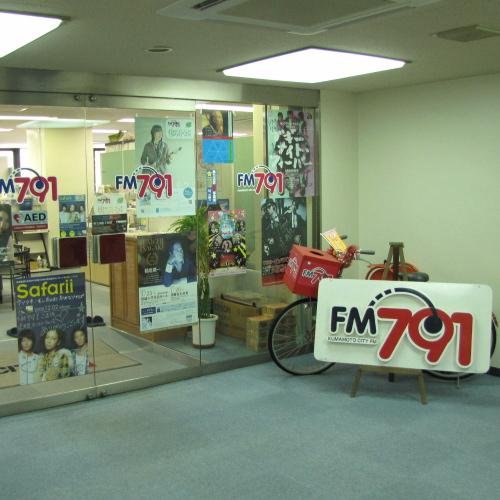 25年をかけて、日本全国のコミュニティFM局をほぼすべて訪れました。全国に340あるコミュニティFM局の魅力を伝えていきたいと思います。
FM HOT 839『コシバタカシのコミュニティFM大図鑑』（毎週土曜22:00）とミュージックバード『みんなのサンデー防災』（毎週日曜14:00）に出演中です。