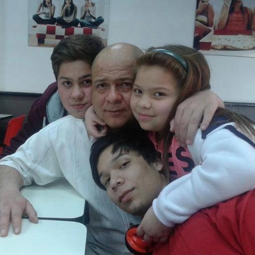Locutor, programador de música clásica, motoquero hasta el tuétano, tenista frustrado y por sobre todo padre chocho…