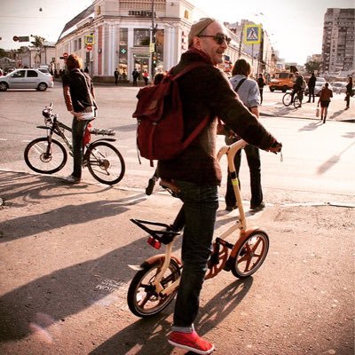 Когда был Ленин маленький,с кудрявой головой,носил он рибок старенький и левис голубой.