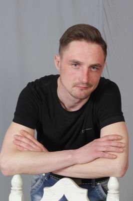 Материально озадачен, жильем озабочен, сексуально обеспечен.