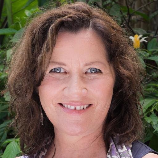 I help my tribe of women over 40 create and teach amazing online courses. Join us to share your talents with students who will adore you!