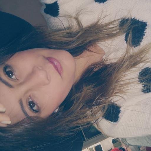 Soy una niña equis,no soy muy bonita, mis pestañas son pequeñas, no soymuy alta,estoy cachetonsita sin chiste, pero mis sentimientos son sinceros.