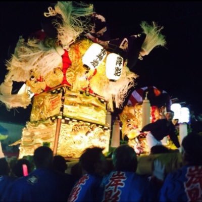 愛媛県新居浜市のお祭り四国三大祭りの一つ、新居浜太鼓祭り。毎年10月16日から18日(大生院地区15,16,17日)までの3日間を中心に、金糸銀糸に彩られた勇壮華麗・絢爛豪華な太鼓台（たいこだい）と呼ばれる山車が町を練り歩く。1台約2.5トンかき夫約150でかつぐ祭。事前にイベント情報をたくさんお届けします。【非公式】