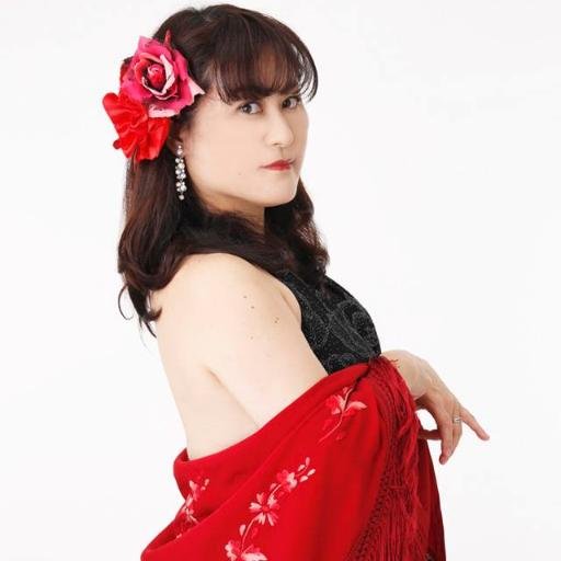 MACHAKO(浅井雅子)です。ポルトガルの大衆音楽ファド(FADO)を歌っています。 行動力と溢れ出るパワーで生きています。フラメンコ・サンバ・サルサも大好きです。ギターとパーカッション命。好奇心いっぱいに生きてます。