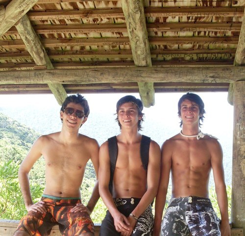 Hola, we come here to have fun, sexo and orgia. The three words that order in our walls are: Létis gét neiquêd!!