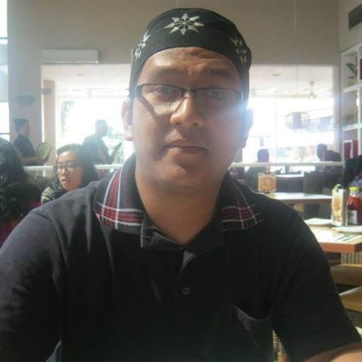 Seorang ayah yang sangat menyayangi keluarga kecilnya dan sangat suka main dota online :D