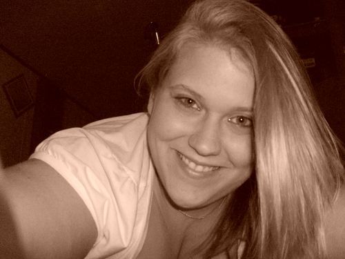 I am a single country girl that loves to have fun!