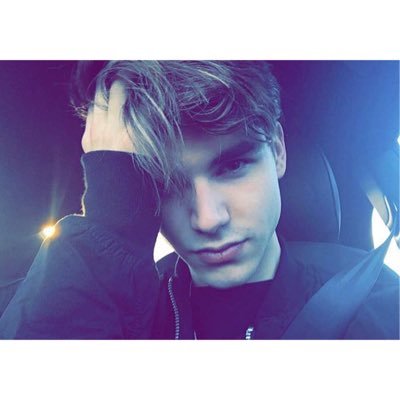 Maelrpgsl's profile picture. Brave are those who smile when inside your heart is crying.