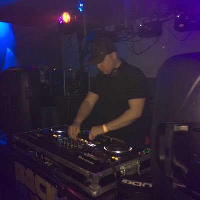 Yozzvanwinkle's profile picture. I joined Twitter to complain to companies. That is all. PS. I also like football.