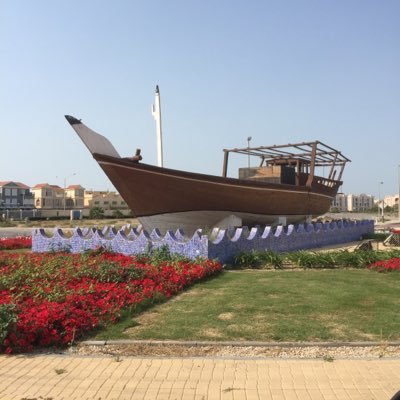إنسان بسيط أنا أعرف آداب التعامل.. أتصرف كما أنا بفطرتي.. بسجيتي أتكلم بعفوية.. أقول ما في قلبي دون تفتيش في المشاعر..