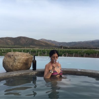 Mexicana, amante del vino, promotora de vino baja californiano viajar por el mundo y viajar ligero por la vida. vivir y dejar vivir