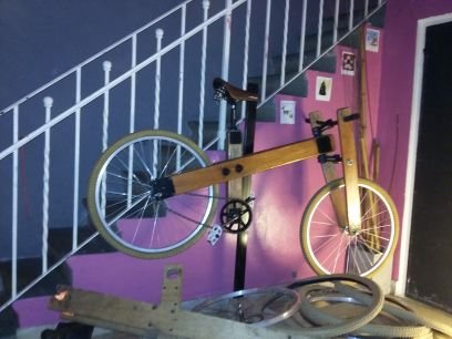 Bicicletas ecológicas fabricadas con madera reciclada de aserradero