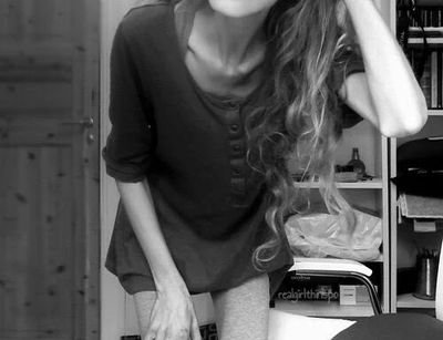 psicholana's profile picture. ''Parou de se alimentar com amor próprio pra caber num amor 36.'' Meta: 48kg