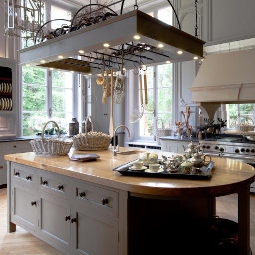 Official tweets of Chalon. Handmade, hand finished kitchens & furniture - with a unique look & finishing style - the Chalon hallmark.