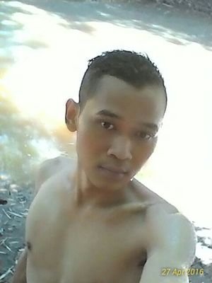 lahir di sukoharjo,
tinggal di sukoharjo,
lulusan smpn polokarto 1,
lulusan smkn 02 sukoharjo,
HOBI MAIN GITAR.