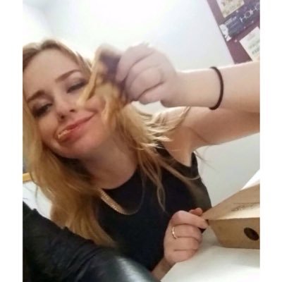 Paper cut survivor. Haven't gone a week without pizza. Instagram: brittany_ru