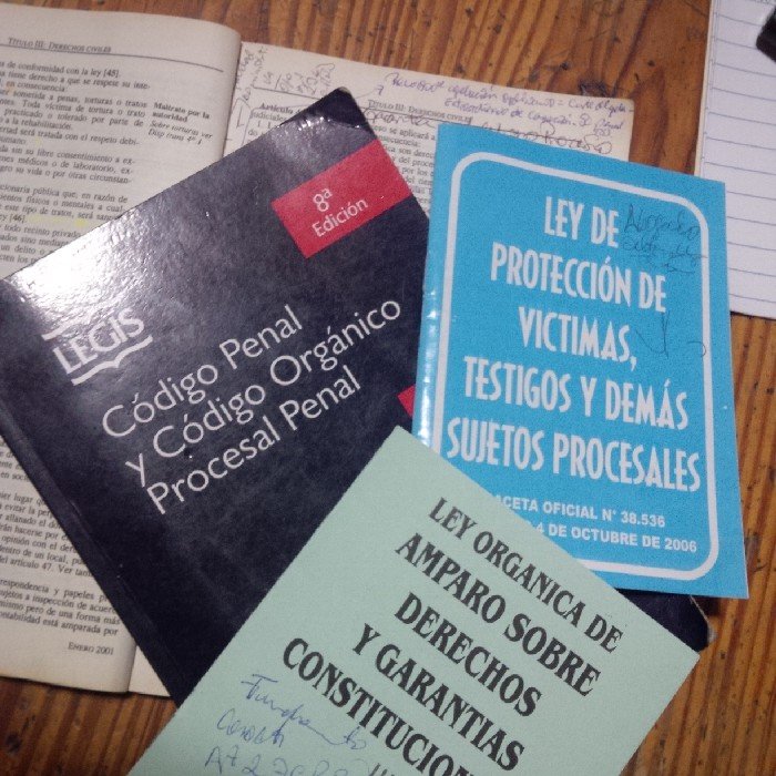 DIOS ESTA CONMIGO. ABOGADO LITIGANDO Y LATIGANDO. PENITENCIARISTA Y CHAVISTA. PRIMERO DIOS, LUEGO LA FAMILIA DESPUÉS LA PATRIA. EN ESE ORDEN.