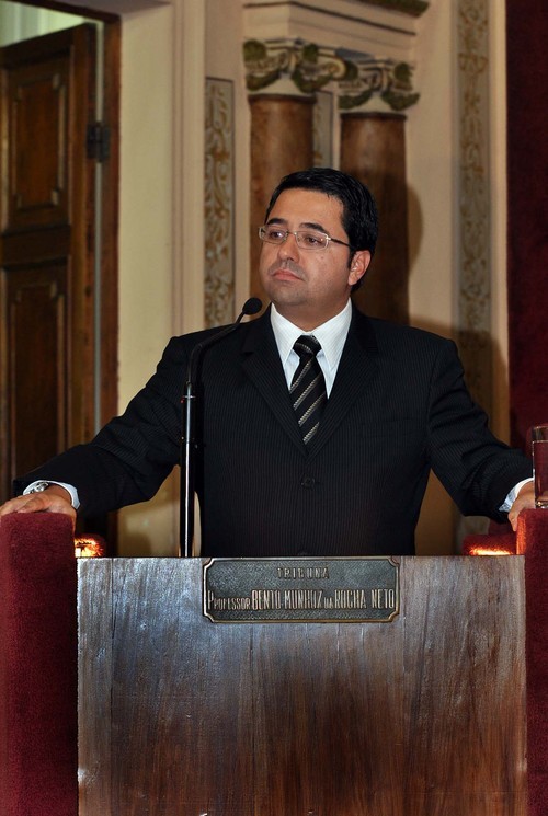 Pai da Manu, Marido da Bru, Advogado, Professor e Pescador. E, sobretudo, intolerante com a intolerância!