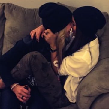 N somente p vc q é lésbica, p vc q é bi, ou p héteros ou sei lá, mas sim p qlq um q curta esse mundo lésbico, enfim, saibam que vocês estão no lugar certo.