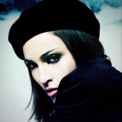 lessensdessens's profile picture. Militante.Passionnée d'actualité et de politique. Si vous ne faites pas attention, les médias vous feront détester les opprimés et aimer les oppresseurs