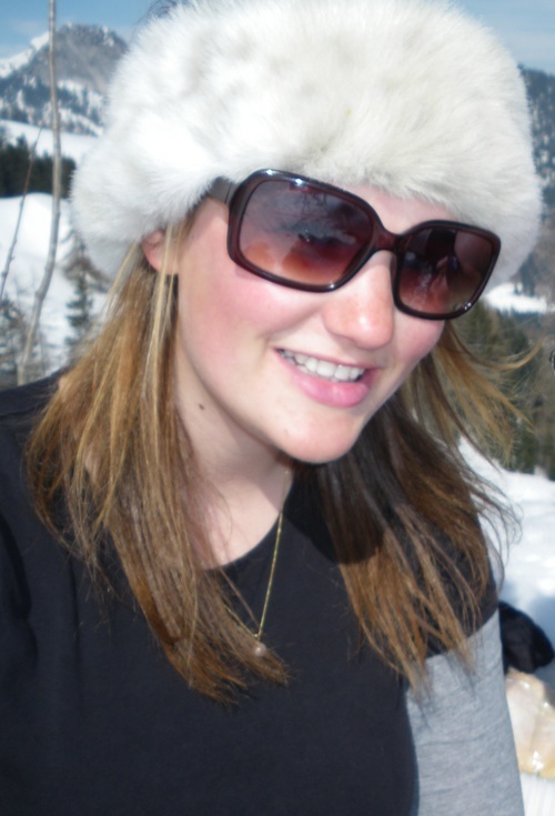 Marketing professional, ski/travel lover, amateur chef, reluctant runner, decor enthusiast and chatterbox extraordinaire!