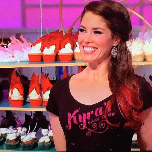 The @FoodNetwork's ONLY 4x #CupcakeWars winner. Nationally acclaimed (& #glutenfree) bakery & cafe. Spreader of desserts & Joy. ✨