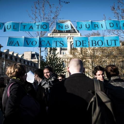 Commission juridique de #NuitDebout / contact@avocatsdebout.org / clef publique https://t.co/7y6pglTuwN